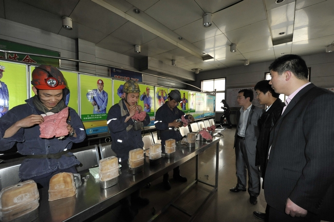 运河煤矿开展“自救器实战演练”抽查考核活动