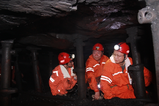 鲁泰煤业公司总经理李合军深入太平煤矿薄煤层工作面检查指导工作