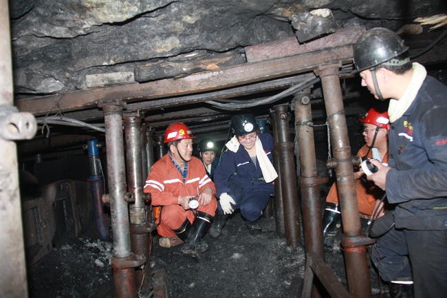 太平煤矿组织开展机关后勤、职能科室干部职工下井体验生活活动