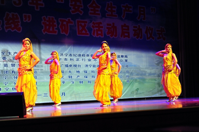 济宁市安全生产文艺演出走进安居矿区