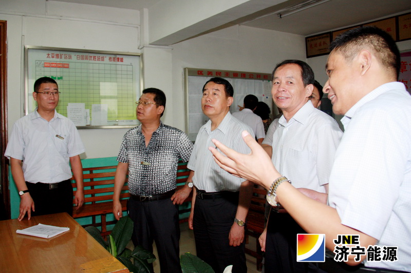 乔志猛陪同济宁市厂务公开民主管理领导小组到太平矿检查指导工作