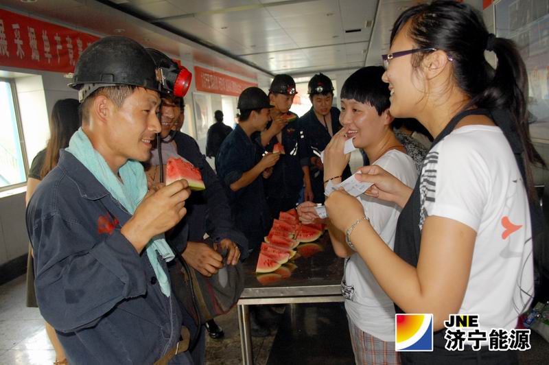 霄云煤矿组织开展井口送清凉及安全知识有奖竞答活动