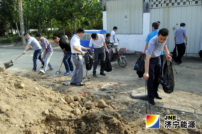 集团公司机关员工到小屯村参加义务劳动