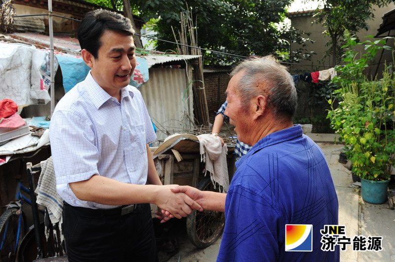 进村入户察民情  访贫问苦送温暖