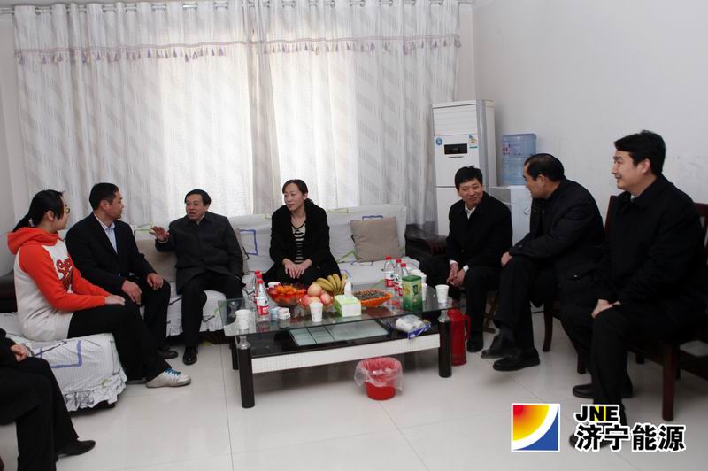 梅永红到十八大代表潘兴喜家走访慰问