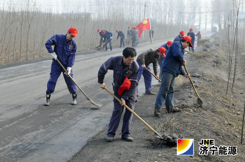 运河煤矿团委开展“绿色行动 美化环境”志愿服务活动