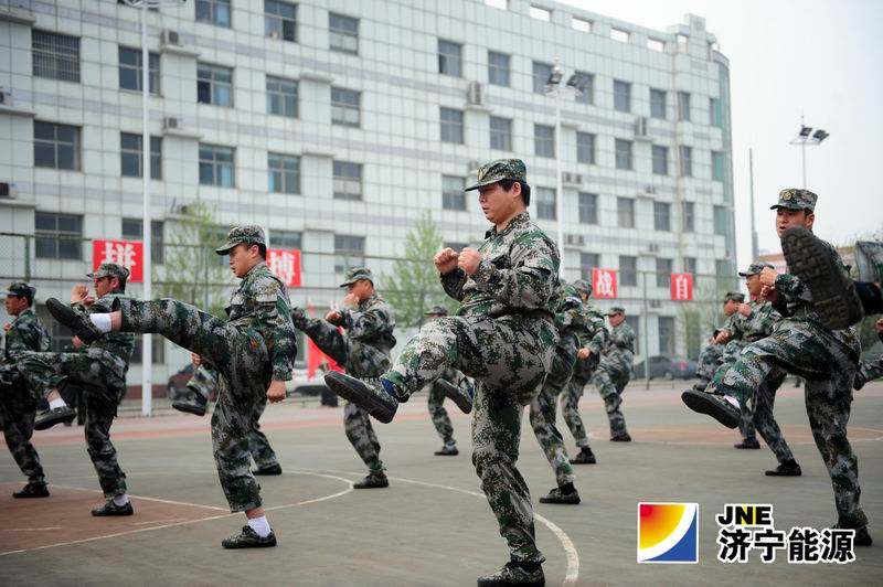 济宁军分区副参谋长王忠峰来集团公司检查民兵整组工作