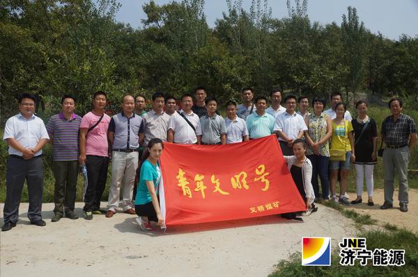 义桥煤矿团委组织职工参加雨季义务植树活动