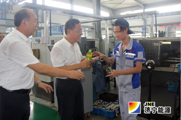 李民到落陵盛源公司开展“夏季送清凉”活动