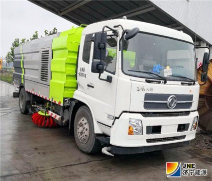 济矿物流公司大型地面清扫车上岗作业