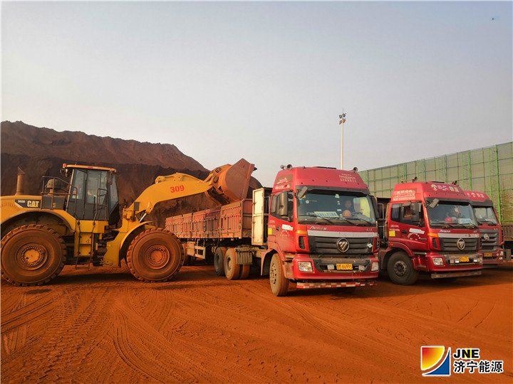 1555985868907884.jpg 营销分公司照片:营销分公司在青岛港开启铁矿石业务新征程.jpg