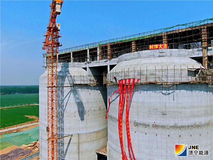 1556072687548612.jpg 2019年4月20日,济矿物流两座万吨筒仓顺利完成46米层封顶(杨鲁宁).jpg