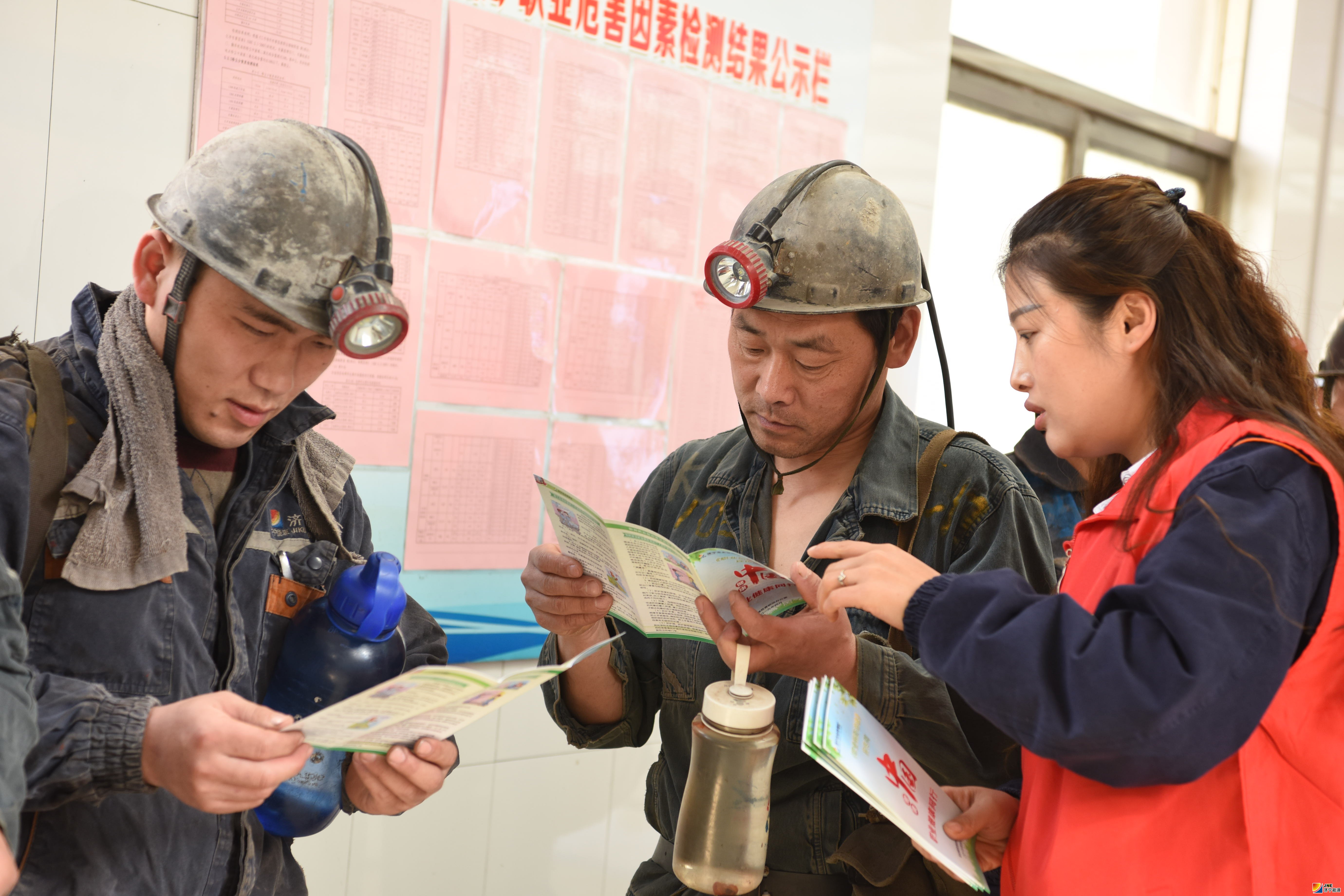 1557114148124465.jpg 2019年4月25日,金桥煤矿开展全国第17个“《职业病防治法》宣传周”活动(孟冉) (4).JPG
