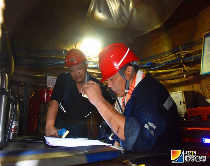 1566187652716436.jpg 三、8月16日 集团公司党委副书记、总经理张广宇在霄云煤矿井下查看干部带班签字情况(范栋 摄).jpg