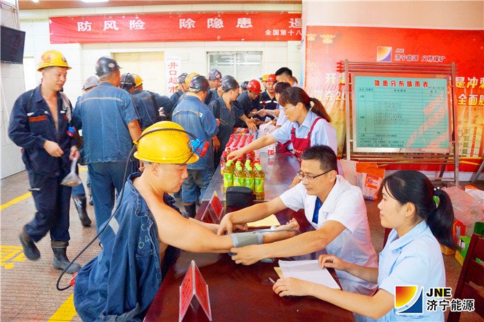 1567130305596764.jpg 8月28日,义桥煤矿在副井口举办了安全知识有奖竞答及义诊活动,得到职工的热烈欢迎和积极响应。 2.jpg