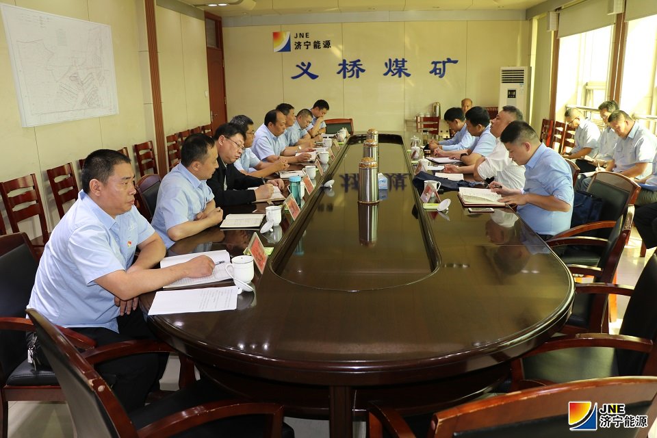 10月5日，集团公司党委副书记、总经理张广宇在集团公司副总工程师、生产技术部经理赵修海等一行4人员的陪同下，到义桥煤矿看望慰问一线生产人员，调研了解企业生产经营工作。矿党委书记、矿长陈建文及领导班子成员、副总工程师陪同检查指导。1.jpg