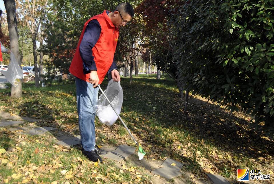 1574070747869758.jpg 营销分公司-垃圾不落地 城市更美丽 营销党支部开展党员志愿服务活动(李玉 王传钧)2.JPG