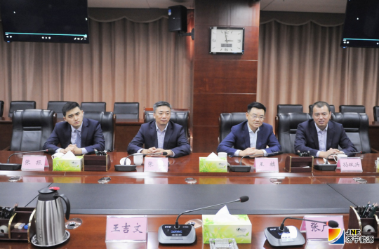 青岛银行总行行长王麟到集团公司调研