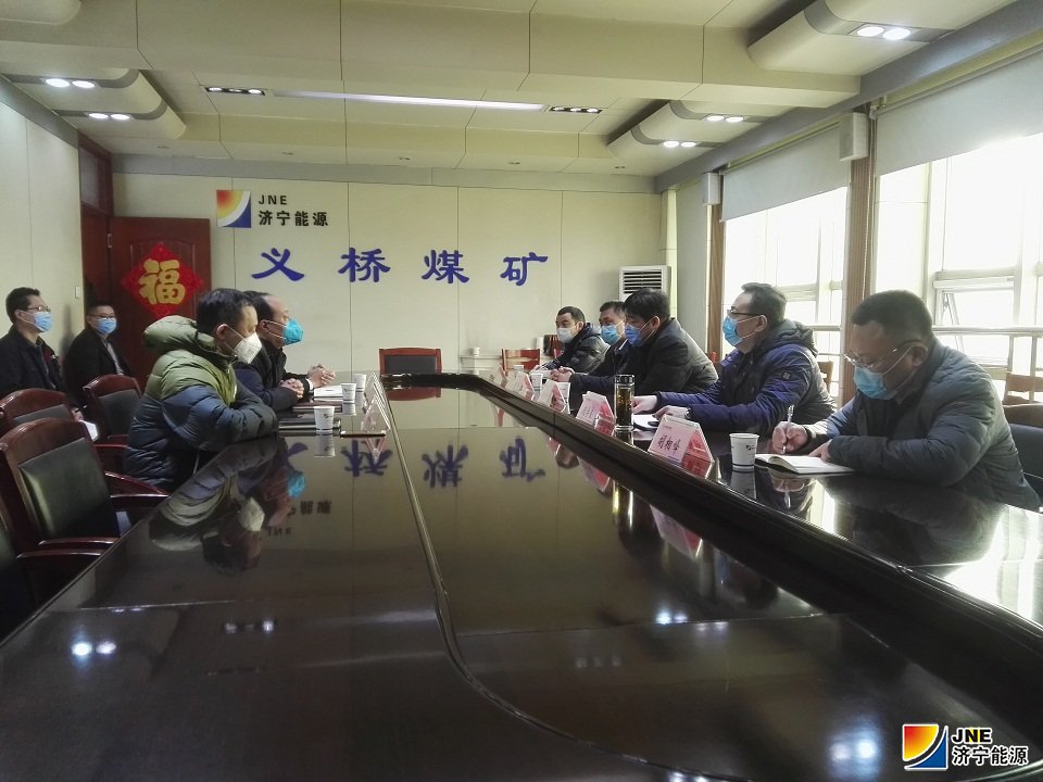 1580615509260357.jpg 1月29日正月初五,汶上县副县长布方锋在县应急管理局局长庞学良、发展和改革局副局长房兵等相关人员的陪同下,到义桥煤矿检查疫情防控和节后复工复产工作,该矿党委书记、矿长陈建文及矿领导班子成员等陪同检查。.jpg