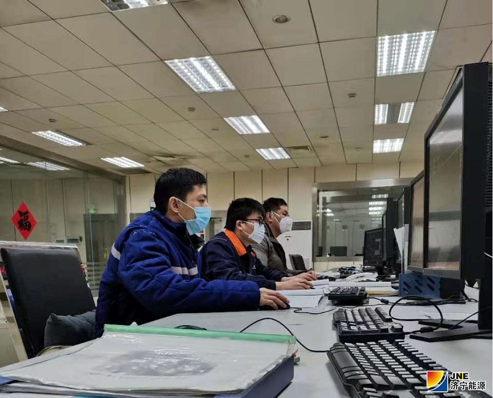 2020年2月2日，集控运行人员正在精心调整运行参数.jpg