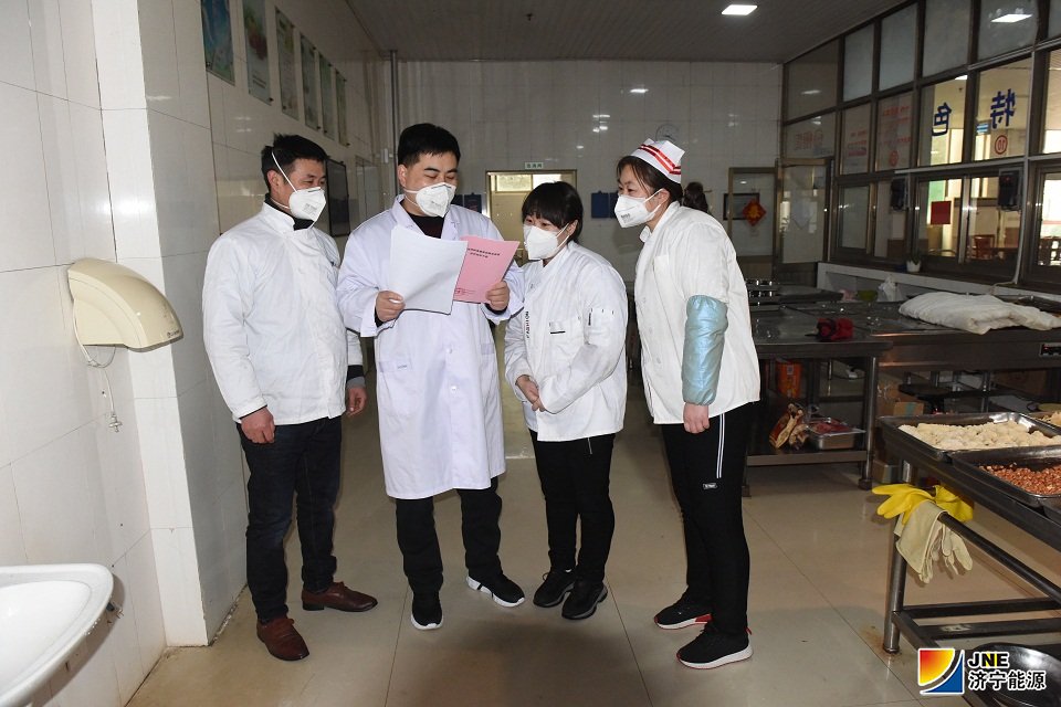 1580803259440135.jpg 卫生所负责人张超为职工宣讲防疫知识.jpg