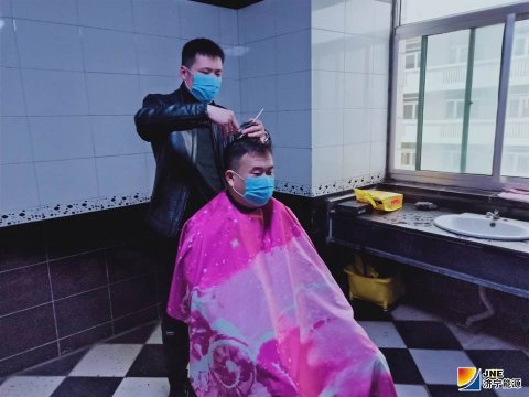 疫情防控温情不减 运河煤矿职工变身“理发师”