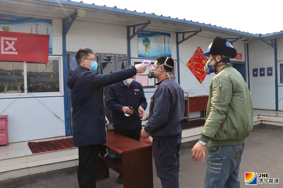 1583116100216808.jpg 3内部职工餐厅门口测温消毒。.JPG