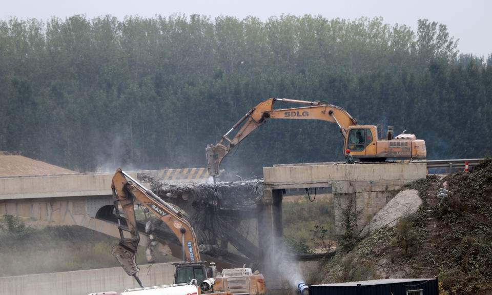 1602633827361768.jpg 济矿物流后码头桥今日正式拆除.jpg