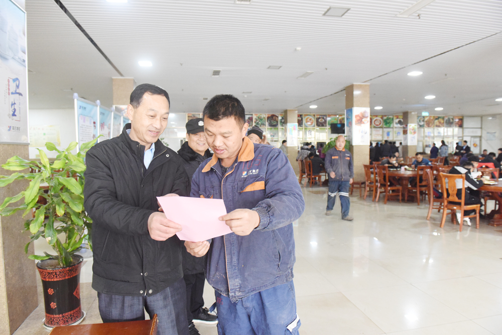 霄云煤矿在食堂对交通安全进行宣传（刘晋杉  摄）.jpg