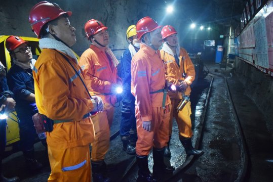 市能源局组织专家到运河煤矿开展“专家查隐患”活动