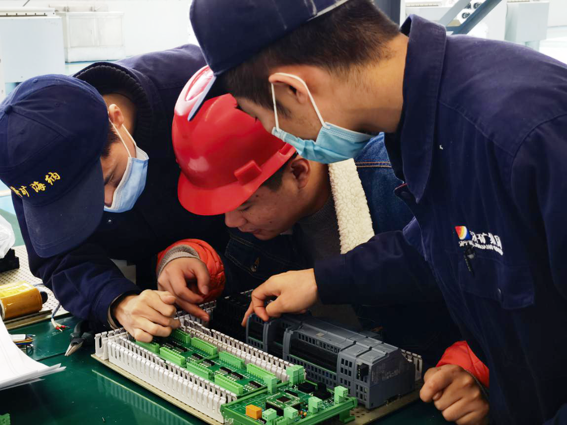 1608453604705351.png 安居煤矿与海纳科技的技术人员正在调试控制系统.png