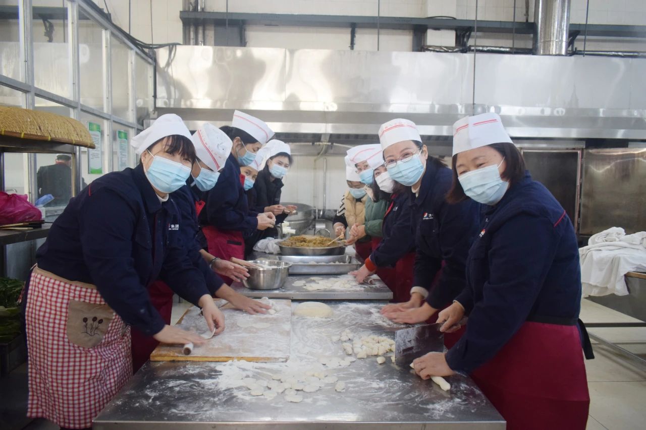 1608711357783670.jpg 今天的饺子真香!此时的慰问最暖!4.jpg