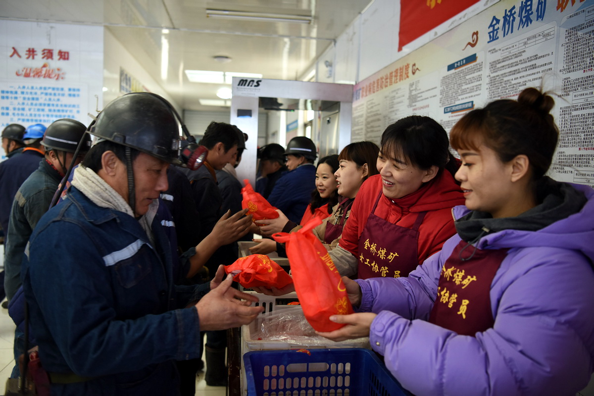 1609772327330393.jpg 2021年1月2日,“新的一年 幸福平安”金桥煤矿举行井口送安全祝福活动(王海峰 摄)2.jpg