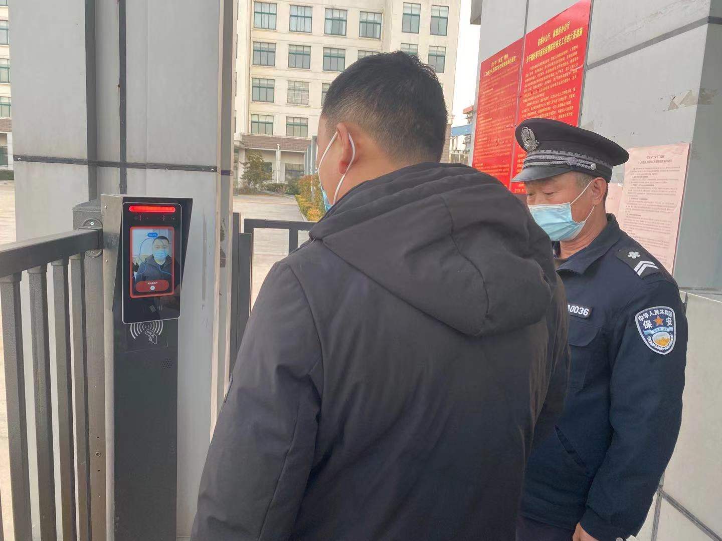 民生热能：人脸测温门禁“神器”上岗  筑牢防疫“关口”（潘璇 齐邦宇）.jpg