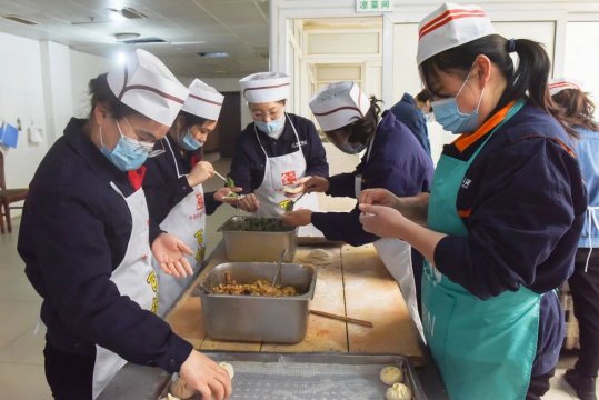 霄云煤矿：巧手帮厨送温暖 爱心缝补蕴真情