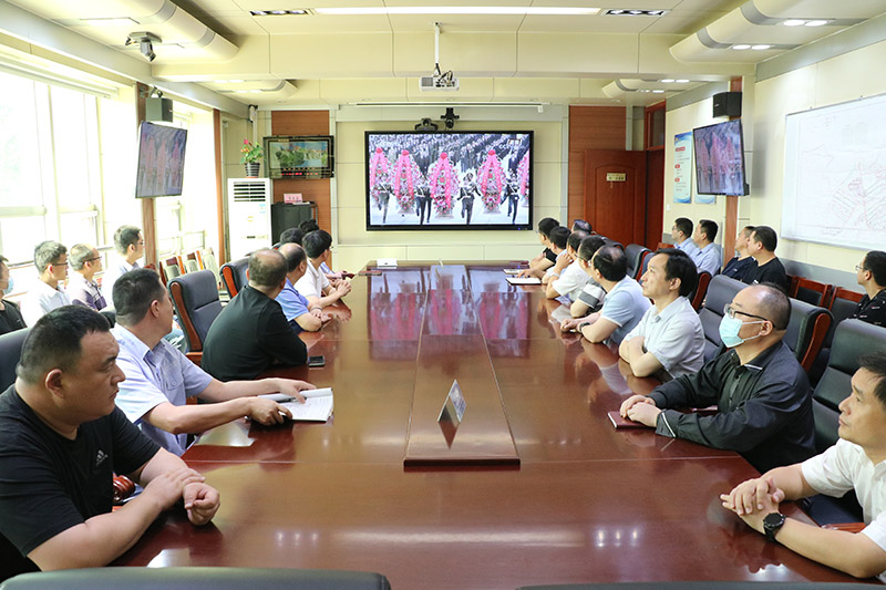 1632988199832386.jpg 2021年9月30日,义桥煤矿组织收听收看“烈士纪念日”公祭烈士活动直播。(李平 摄) (2).jpg