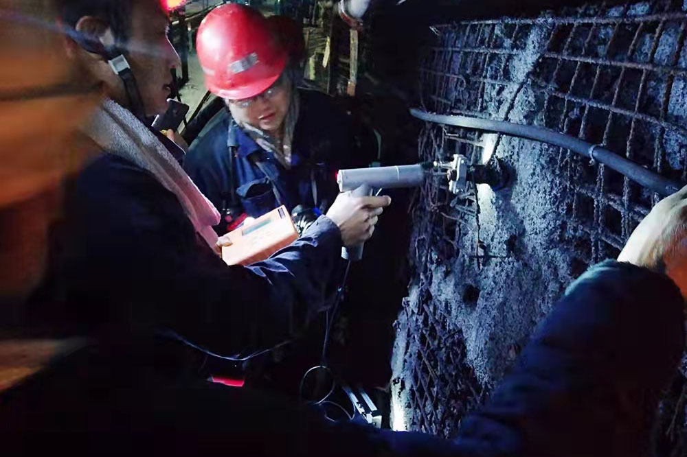 1645694131904041.jpg 2022年2月21日,运河煤矿组织开展锚杆无损检测设备培训活动(马善磊).jpg