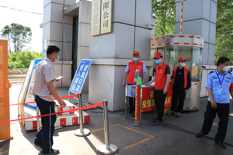 1651888666639508.jpg 大门口防疫(郑骞 摄)1.jpg