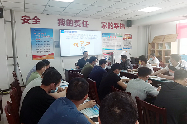 1653531469137772.jpg 金桥煤矿专职安全员上讲台.jpg