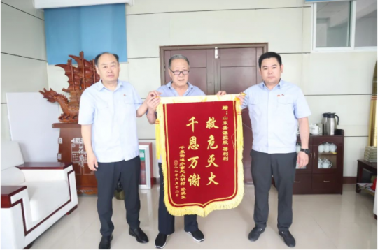 危急时刻伸援手！蒋利利，好样的！