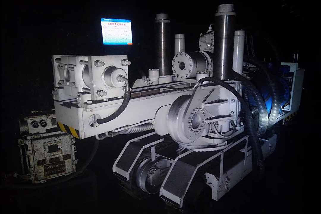 1660812787350118.jpg 2022年8月17日,ZDY2400LPS型履带式钻机在朱家峁煤矿投入使用(陈忠民摄).jpg