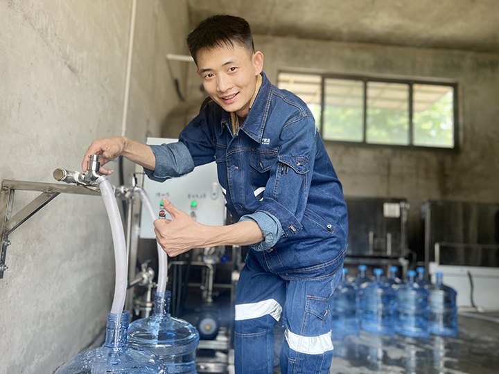 1673404804234324.jpg 义桥煤矿为呵护职工健康安全,安设净化水设备让下井职工喝上了放心水。(地点:义桥煤矿,拍摄:高娜娜).jpg