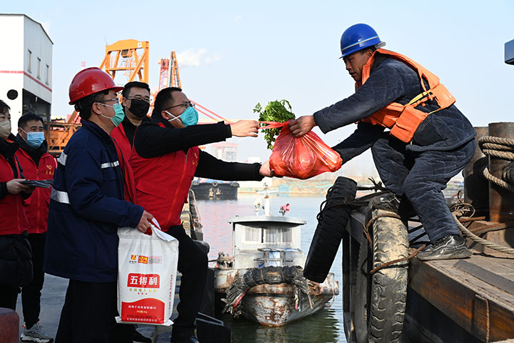 1674290523517960.jpg 2023年1月19日,任城港航服务站与跃进港联合为船员送“节礼”(地点:跃进港 拍摄“宫铭) (2).jpg