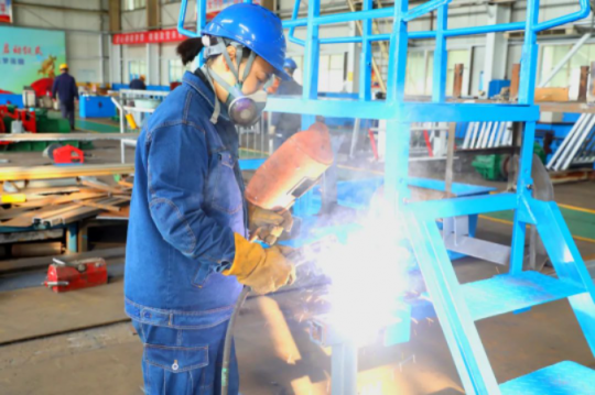 千亿集团 巾帼力量丨铿锵焊匠，用青春与汗水浇灌出最美的“焊花”