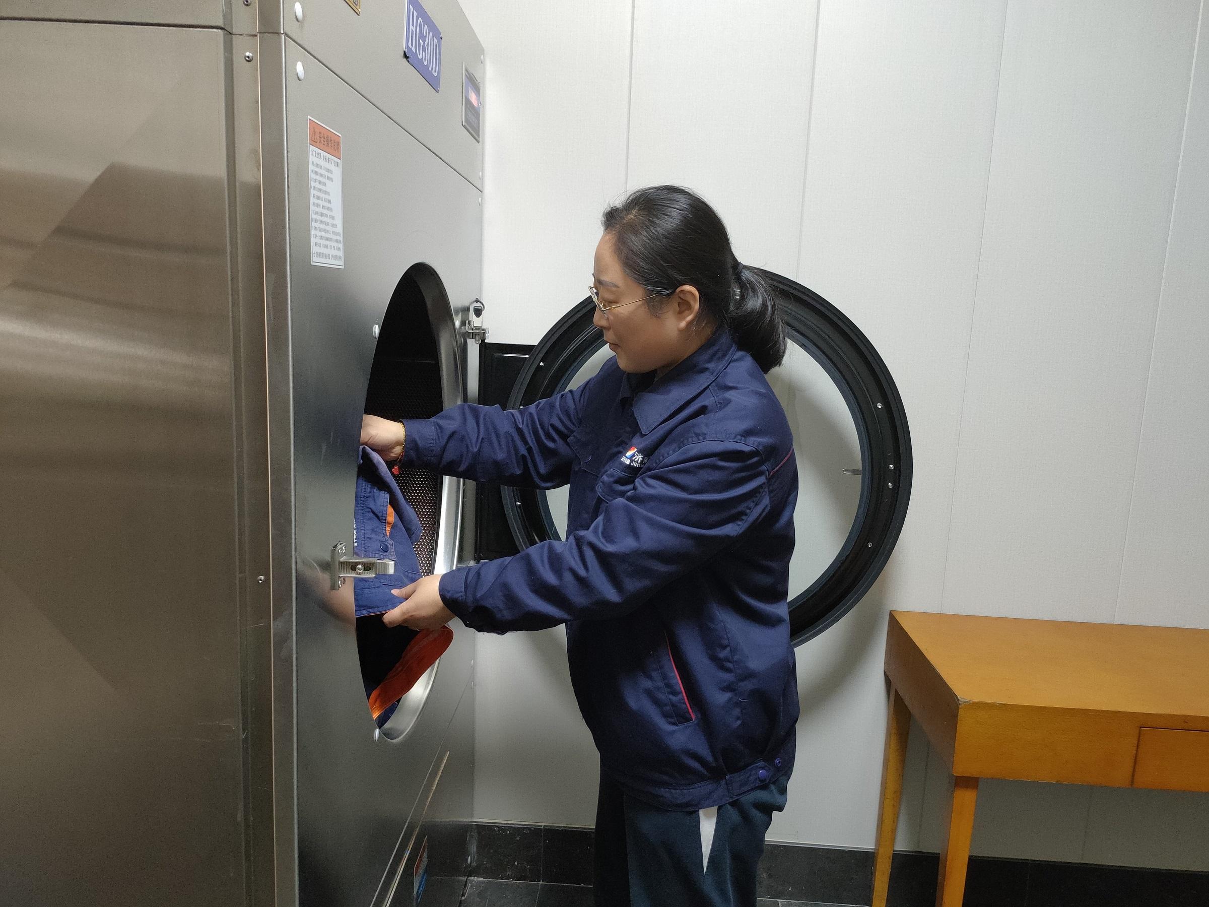 1689580862255419.jpg 2022年11月,跃进港洗衣房投入使用,图为工作人员操作洗衣机(地点:跃进港 拍摄:陈广攀).jpg