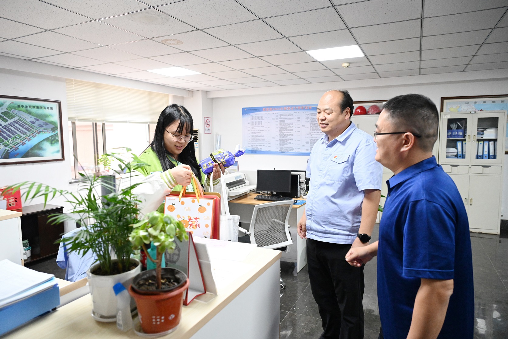 1696120020703999.jpg 跃进港为外地留守过节员工送温暖.jpg