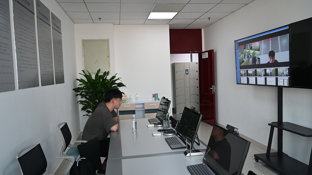 1697529492109898.jpg 监督室-人物拉近景.MOV-20231017-141221.jpg