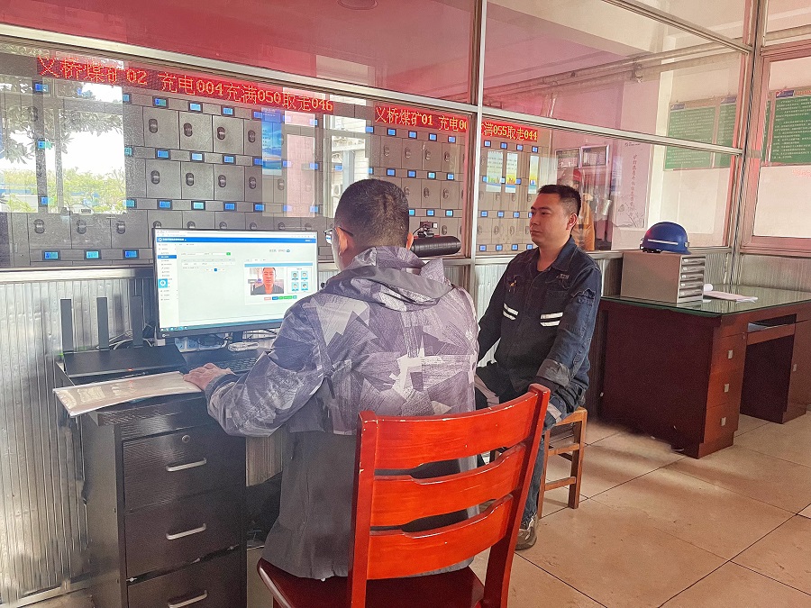 1713164768286548.jpg 正在录入人脸信息(拍摄:顾巡巡 地点:矿灯房).jpg