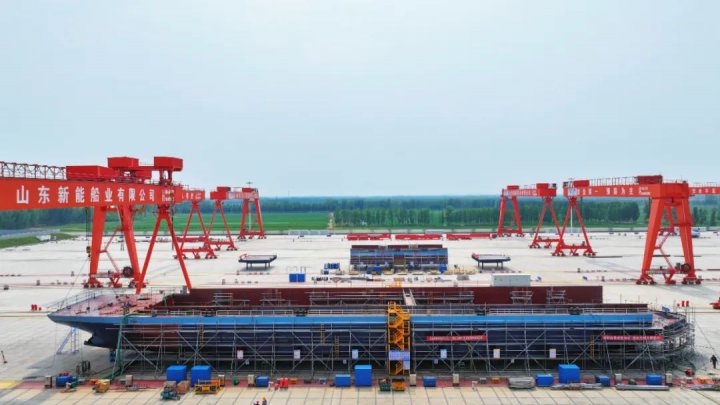 新进展！山东新能船业90米LNG动力集装箱船首船主船体贯通