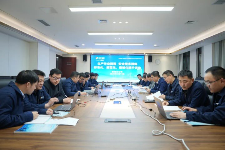 阳城二号井为技术员“开小灶”，一起对规程措施“挑挑错”